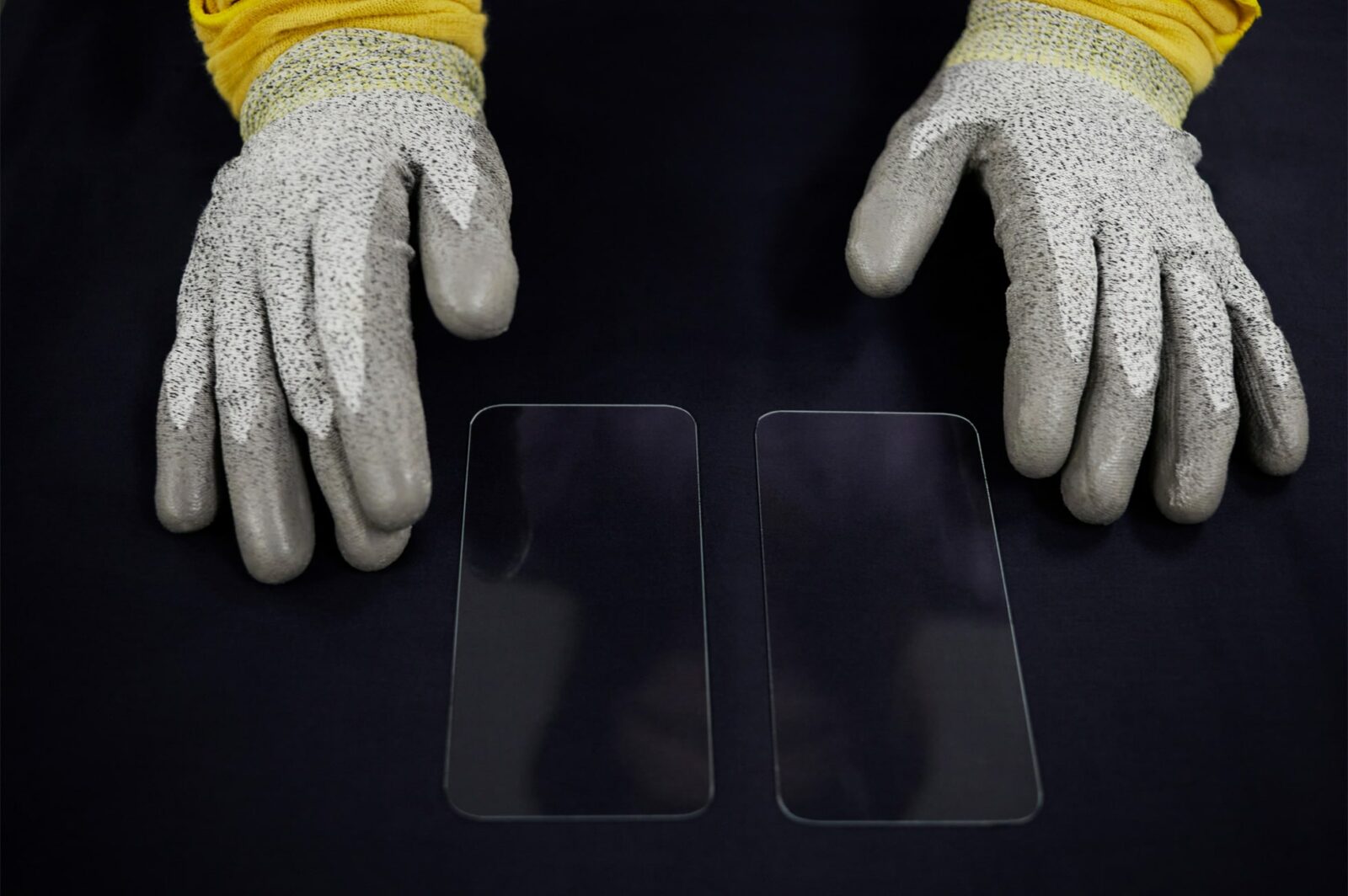 Apple Invests in Screens That Could Fold In Your Pocket