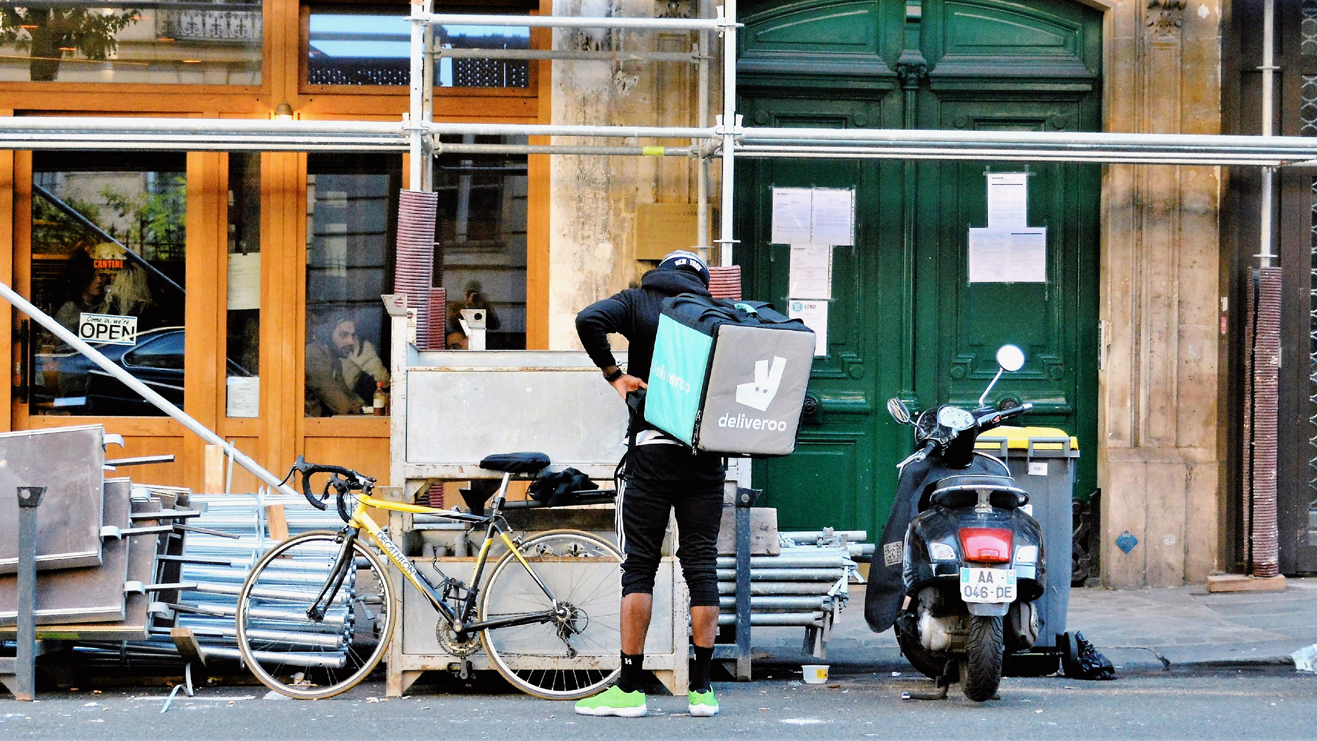 Photo of a Deliveroo delivery person