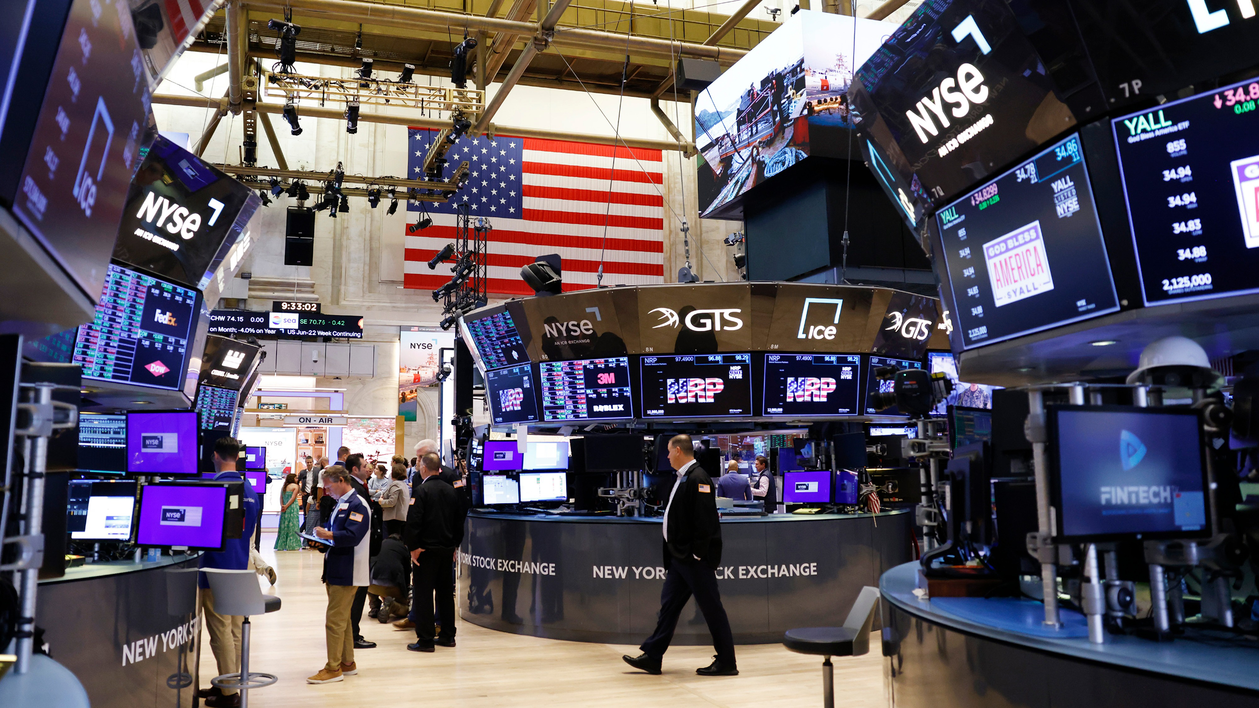Photo of traders on the NYSE floor