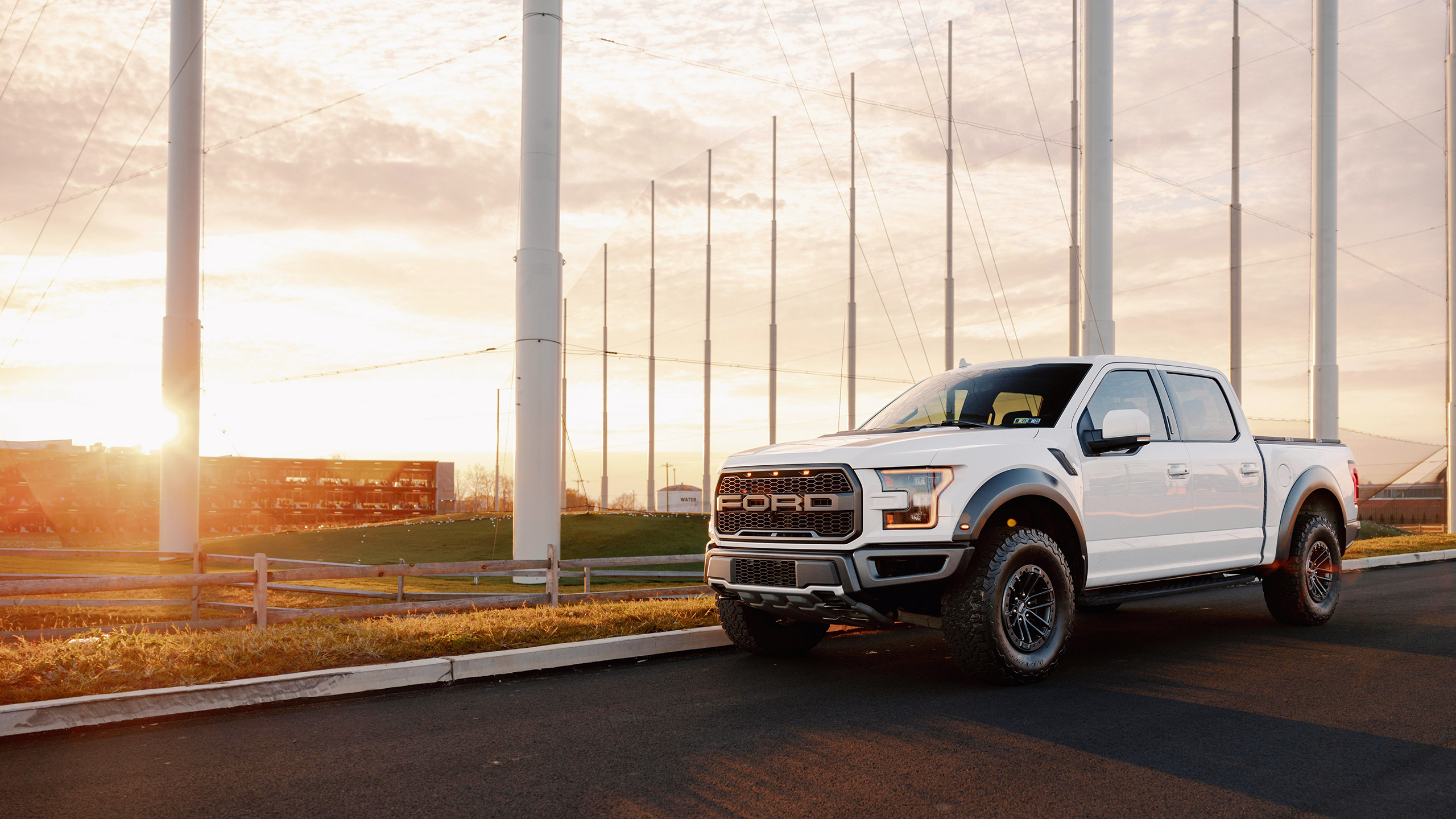 Ford, GM Notch Sales Surge as Detroit Braces for Slump