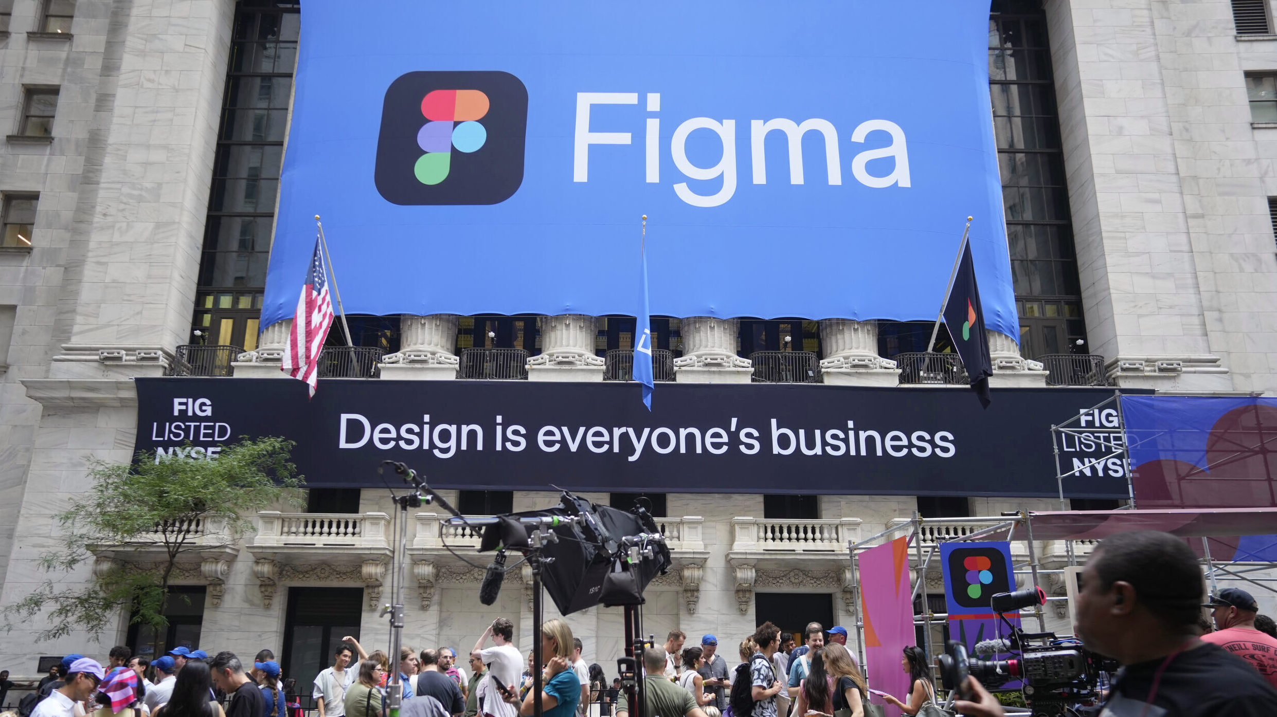 Image of a Figma banner outside the New York Stock Exchange.