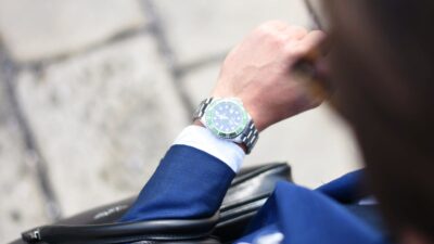 Rich Investors Eschew Financial Advice, Trade ETFs Frequently