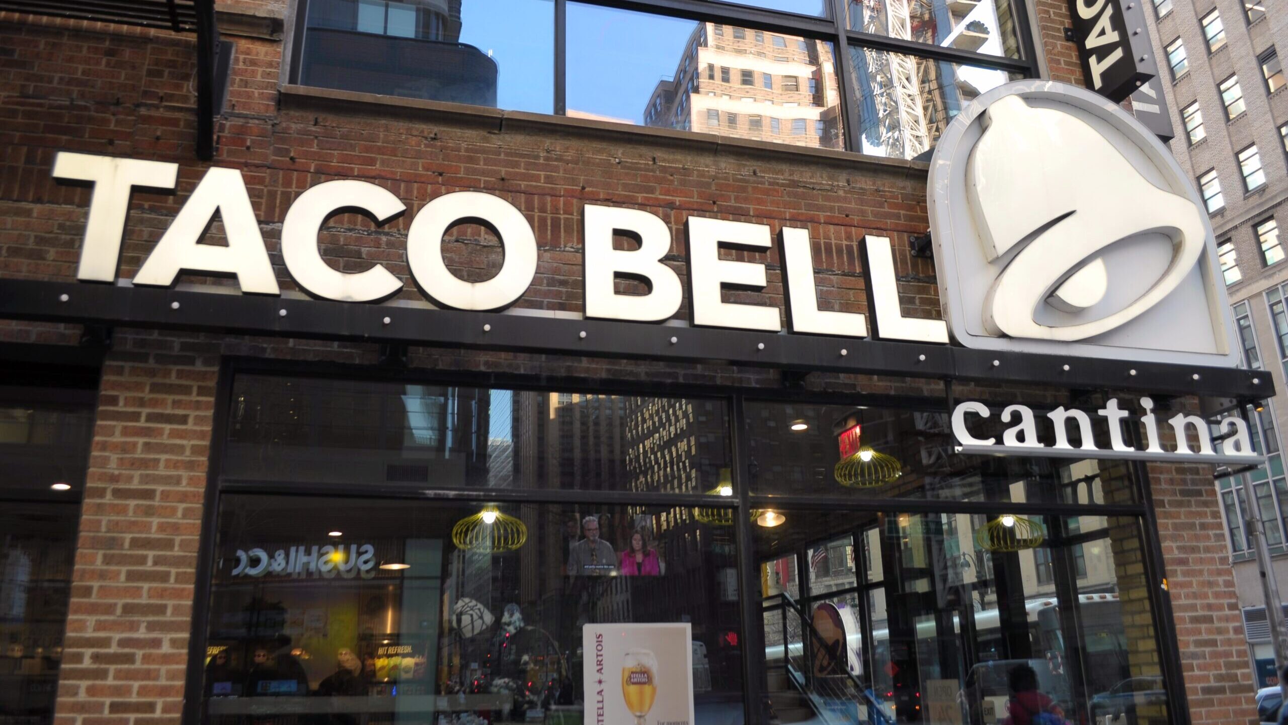 Photo of a Taco Bell restaurant.