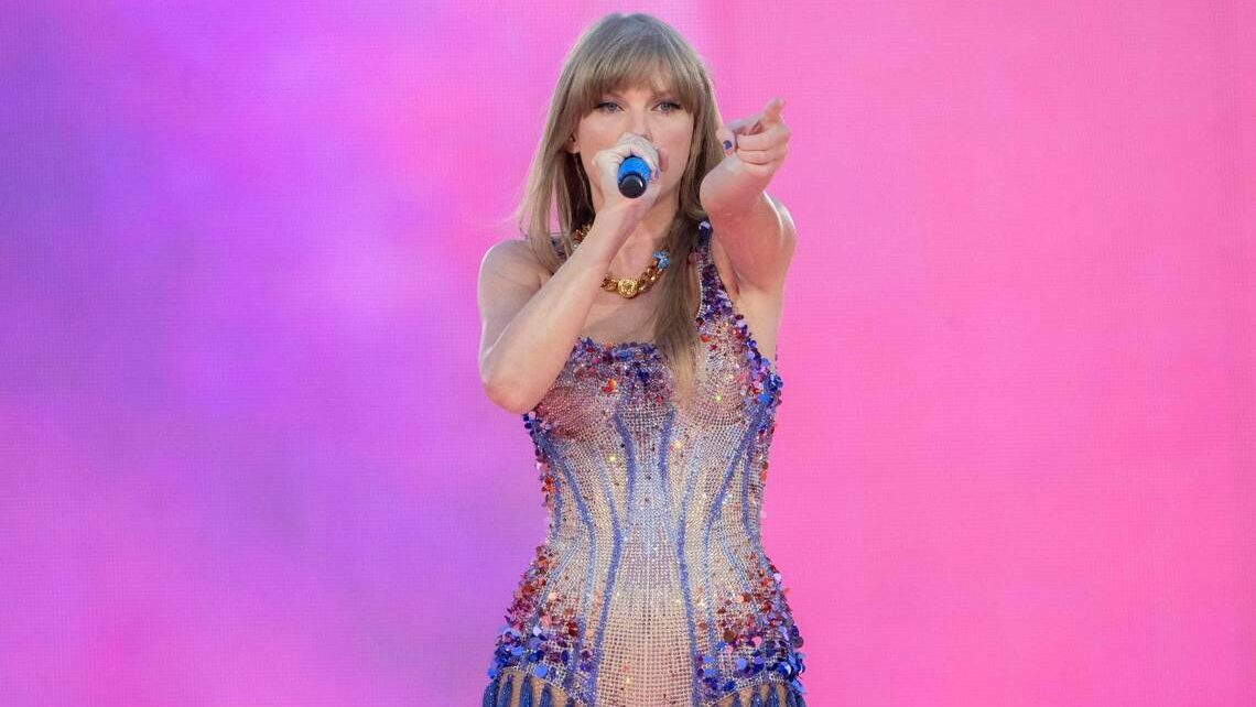 Photo of Taylor Swift performing on-stage.