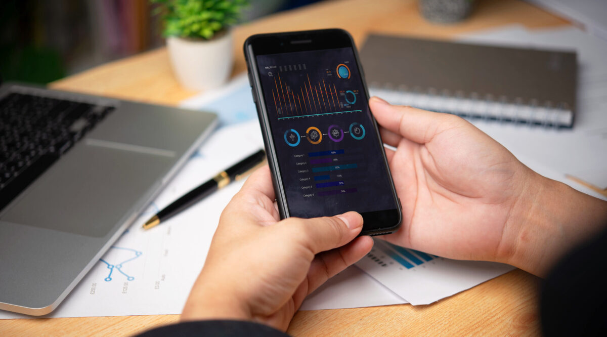 Schwab’s Record Revenue Showcases Wall Street Bonanza From Trade Tumult, AI Revolution