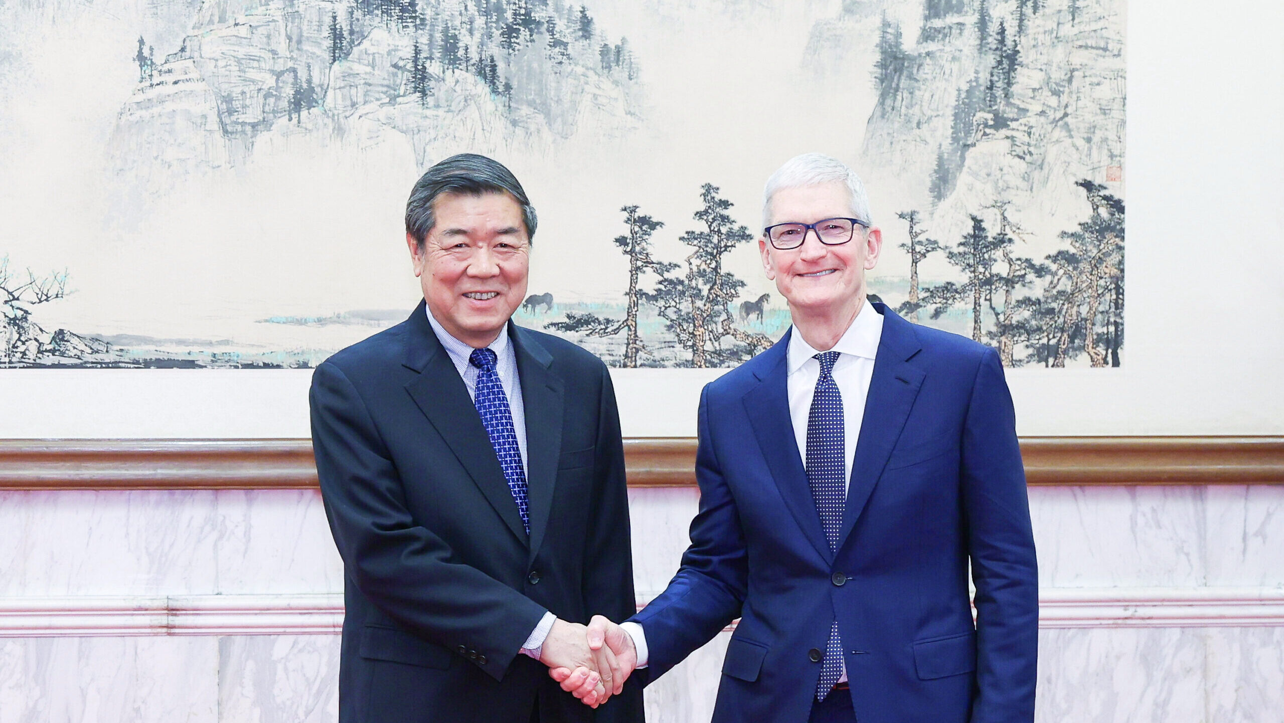 Photo of Apple CEO Tim Cook meeting with Chinese Vice Premier He Lifeng.