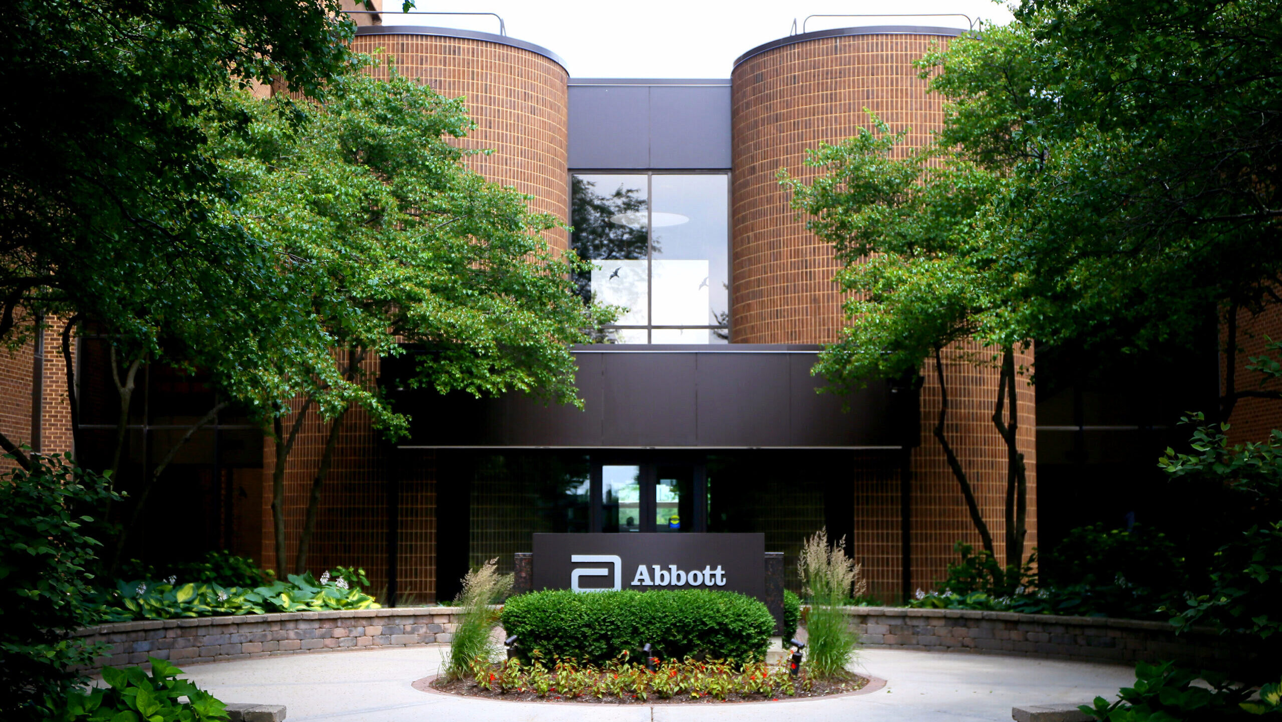 Photo of the Abbott Laboratories headquarters.