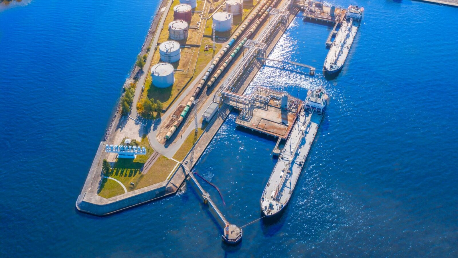 US Crude Slides Toward Worst Year Since 2018