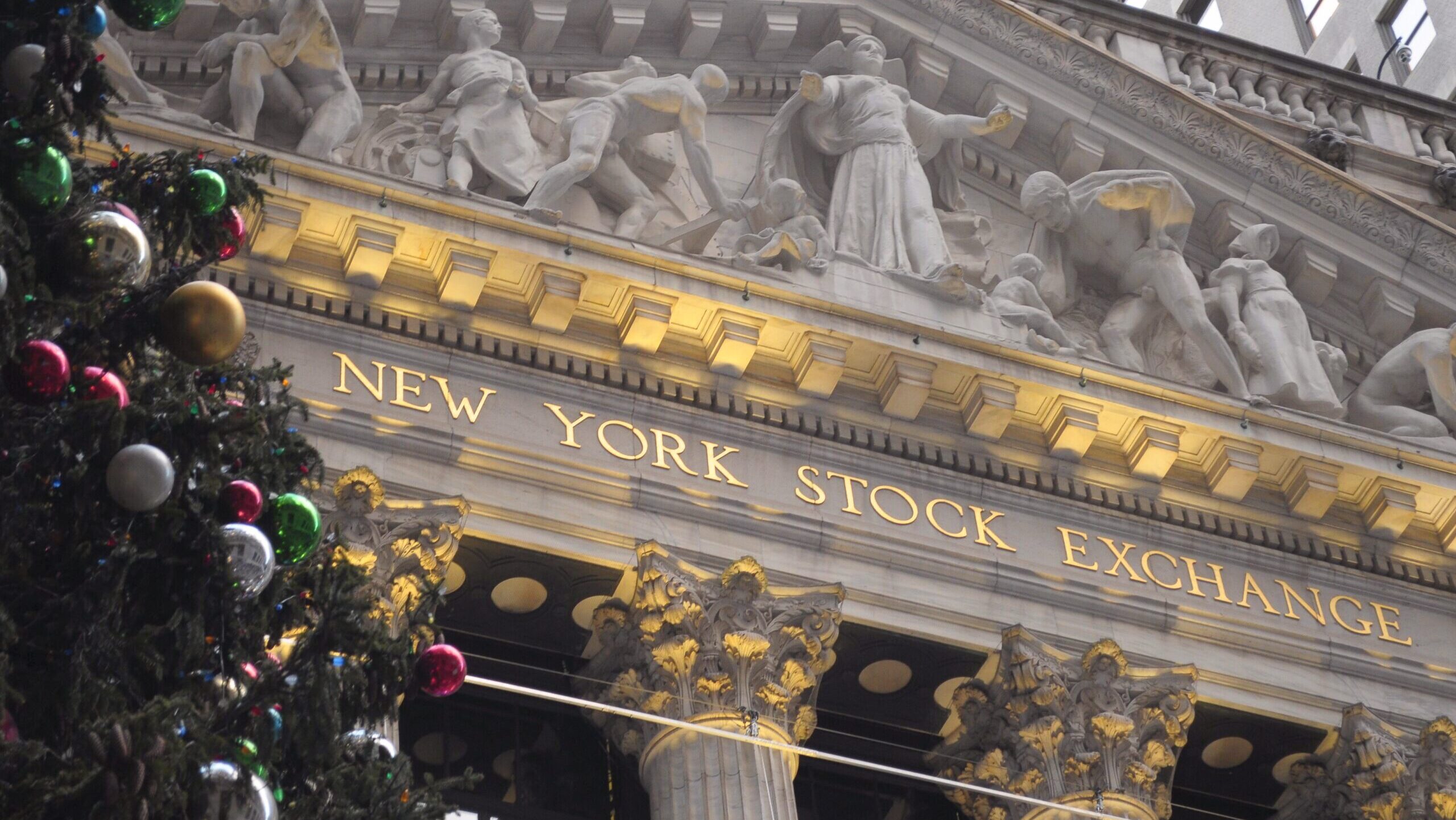 Big Tech’s Allure Fades as Wall Street Bets on Main Street Stock Rebound in ’26