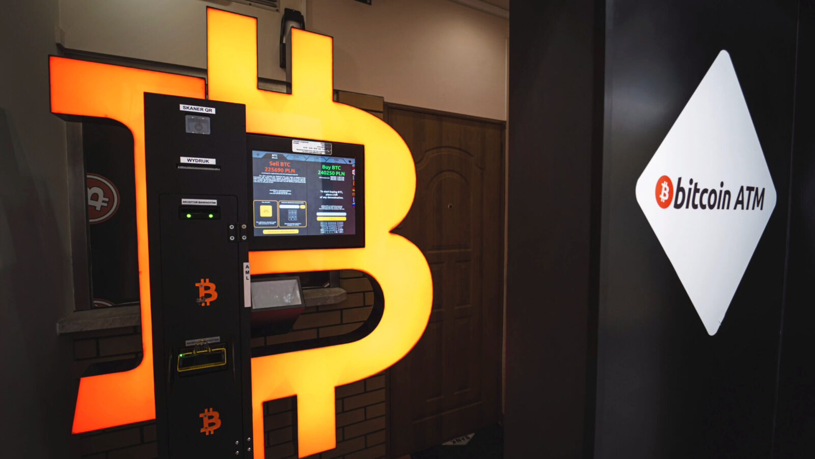 Bitcoin Sinks to 14-Month Low amid Plot Twist in Safe-Haven Story