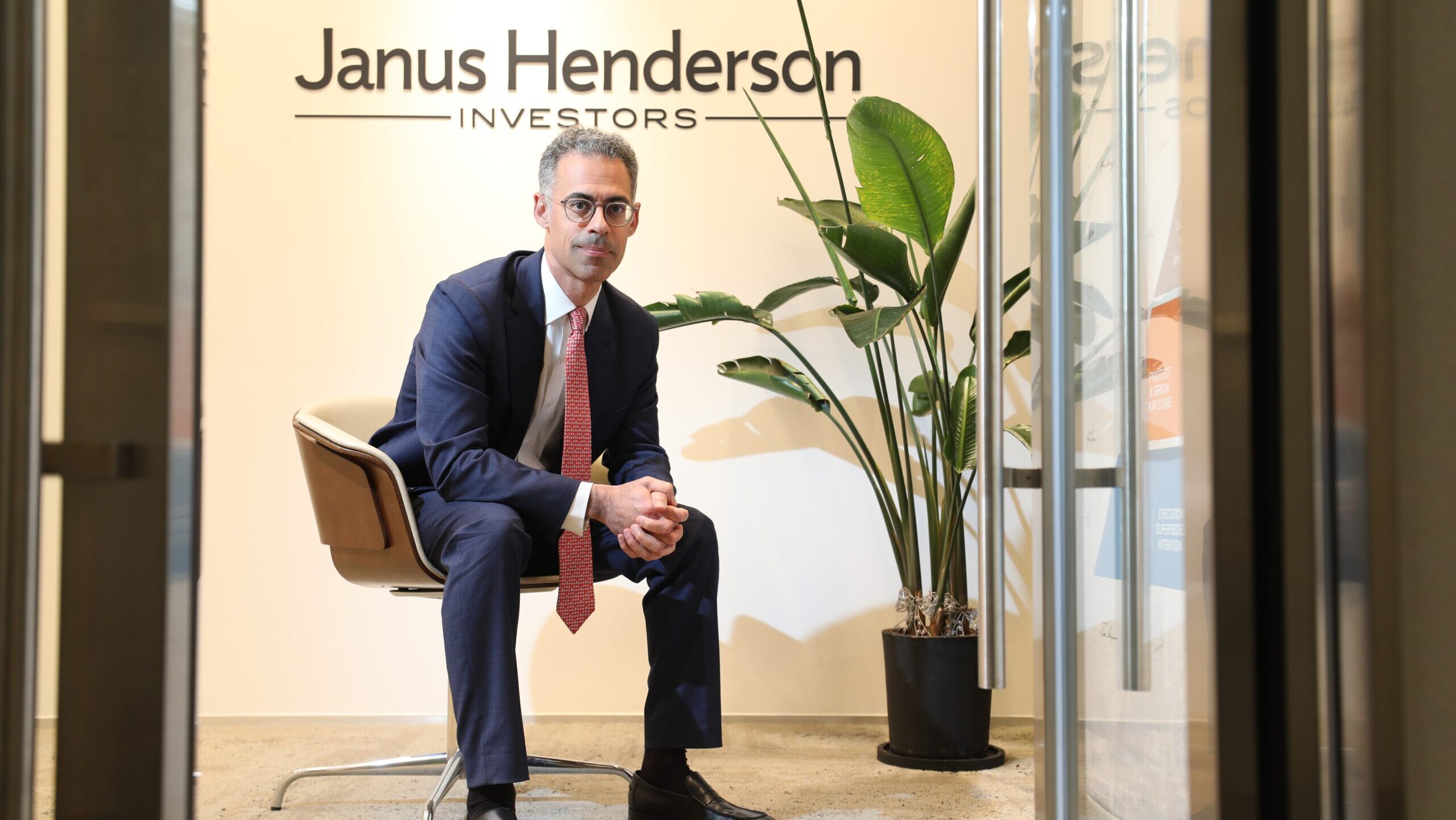 Dollars at Dawn? Victory Capital Duels With Peltz’s Trian for Janus Henderson