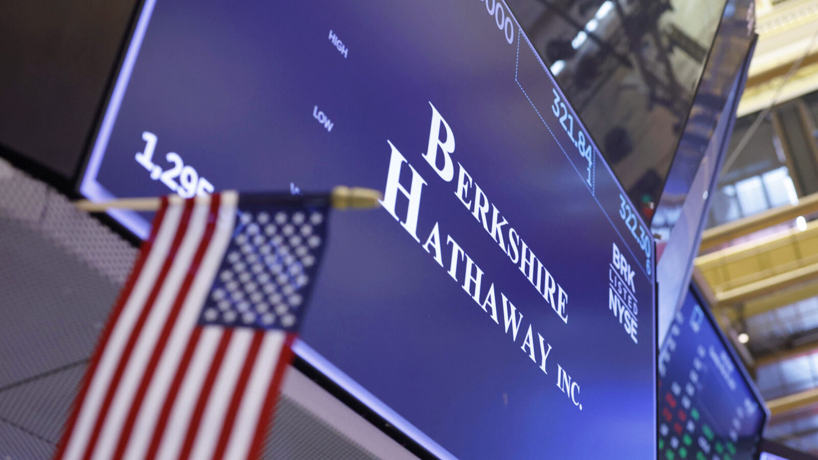 Berkshire Maintains Buffett’s Bullishness on Japan with $1.8 Billion Tokio Marine Deal