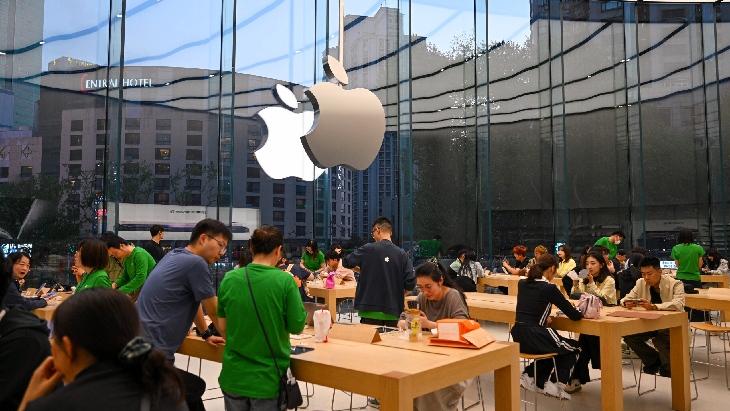 Photo of an Apple store.