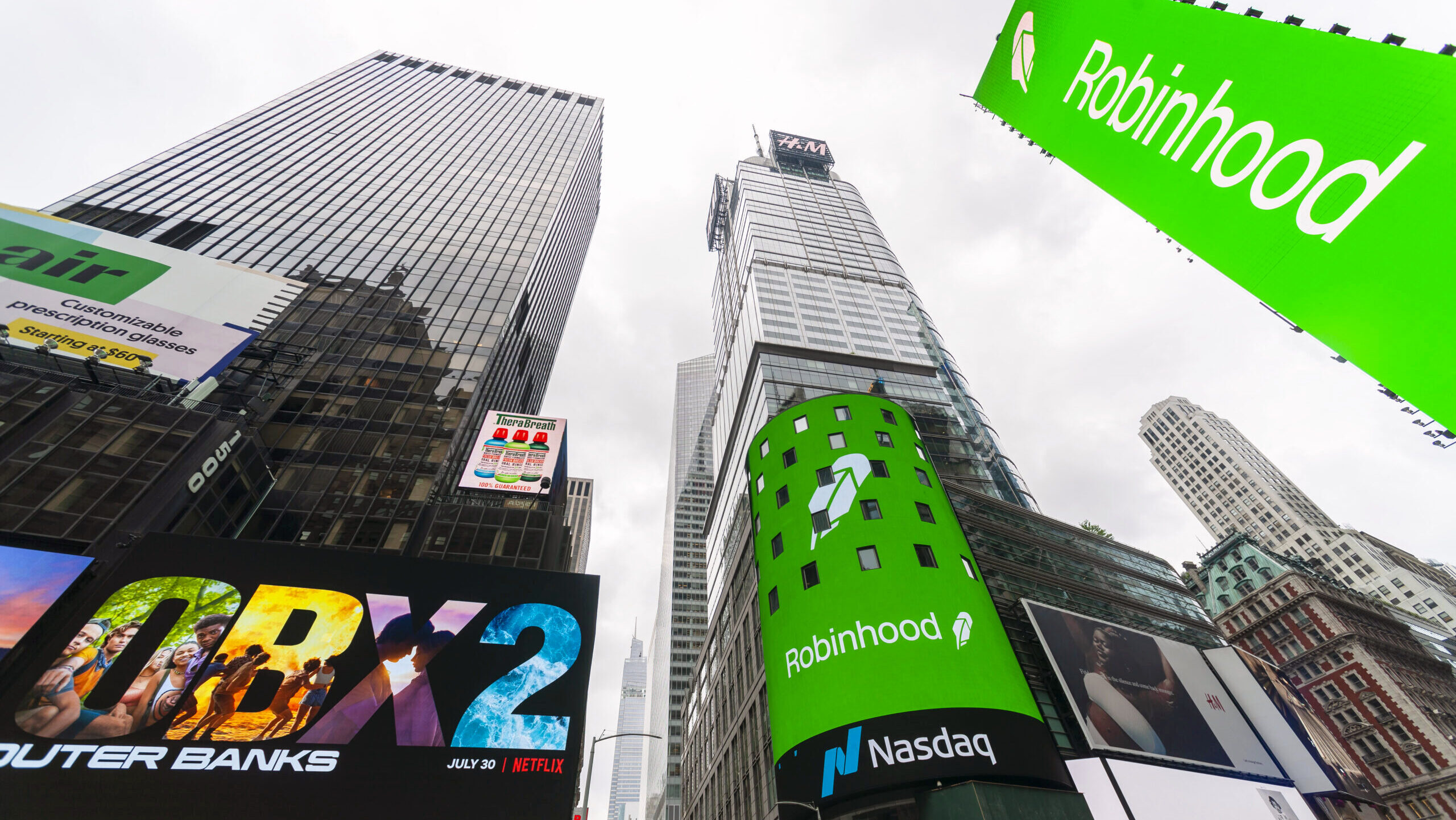Photo of the Robinhood logo on displays in Times Square.