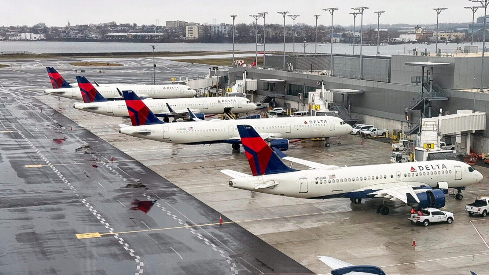 Delta, Exxon Mobil Show Iran War Hitting Both Sides of Oil Trade