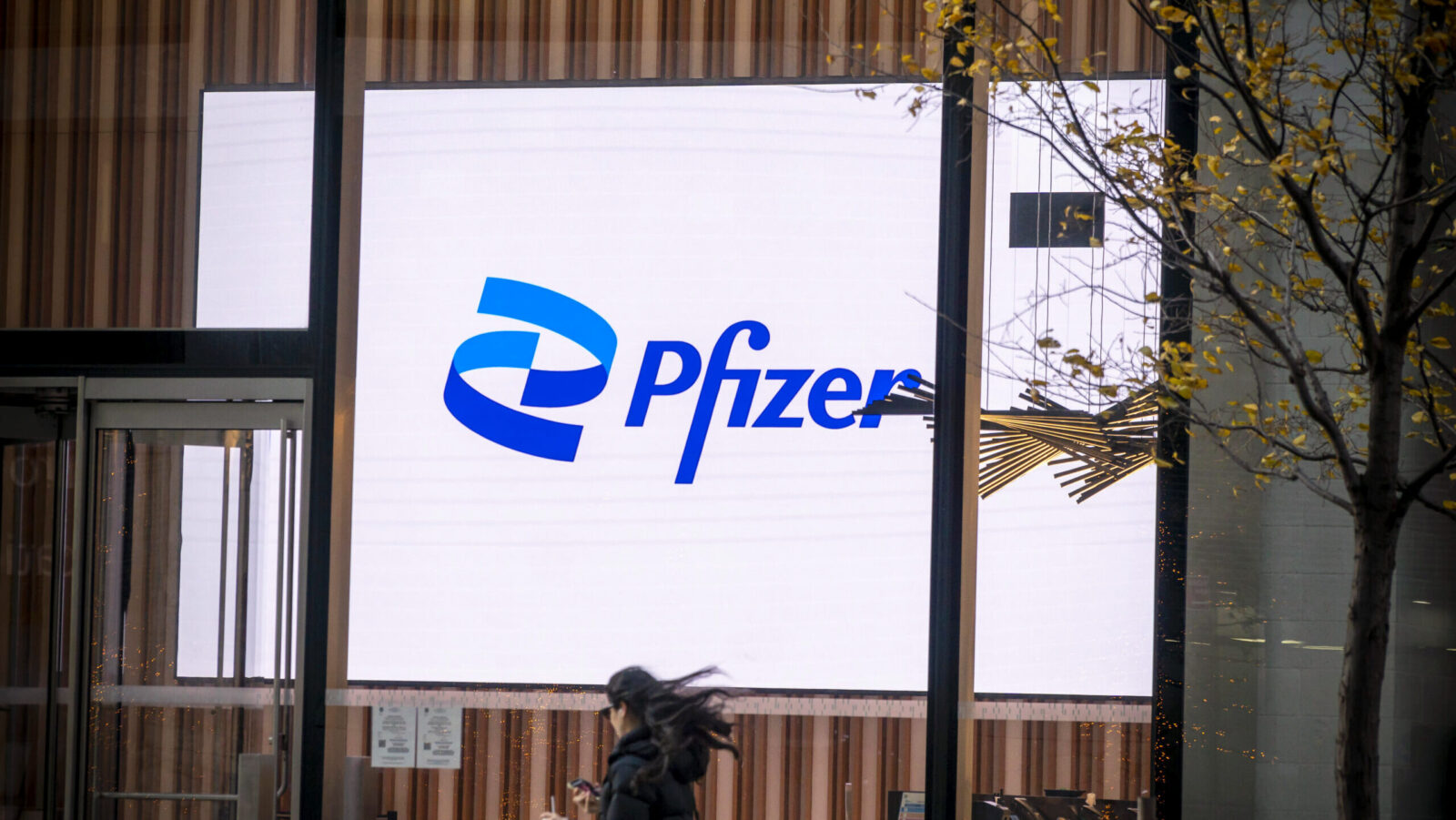 Cancer Treatments Propel Pfizer Sales Growth as Covid Revenue Dwindles