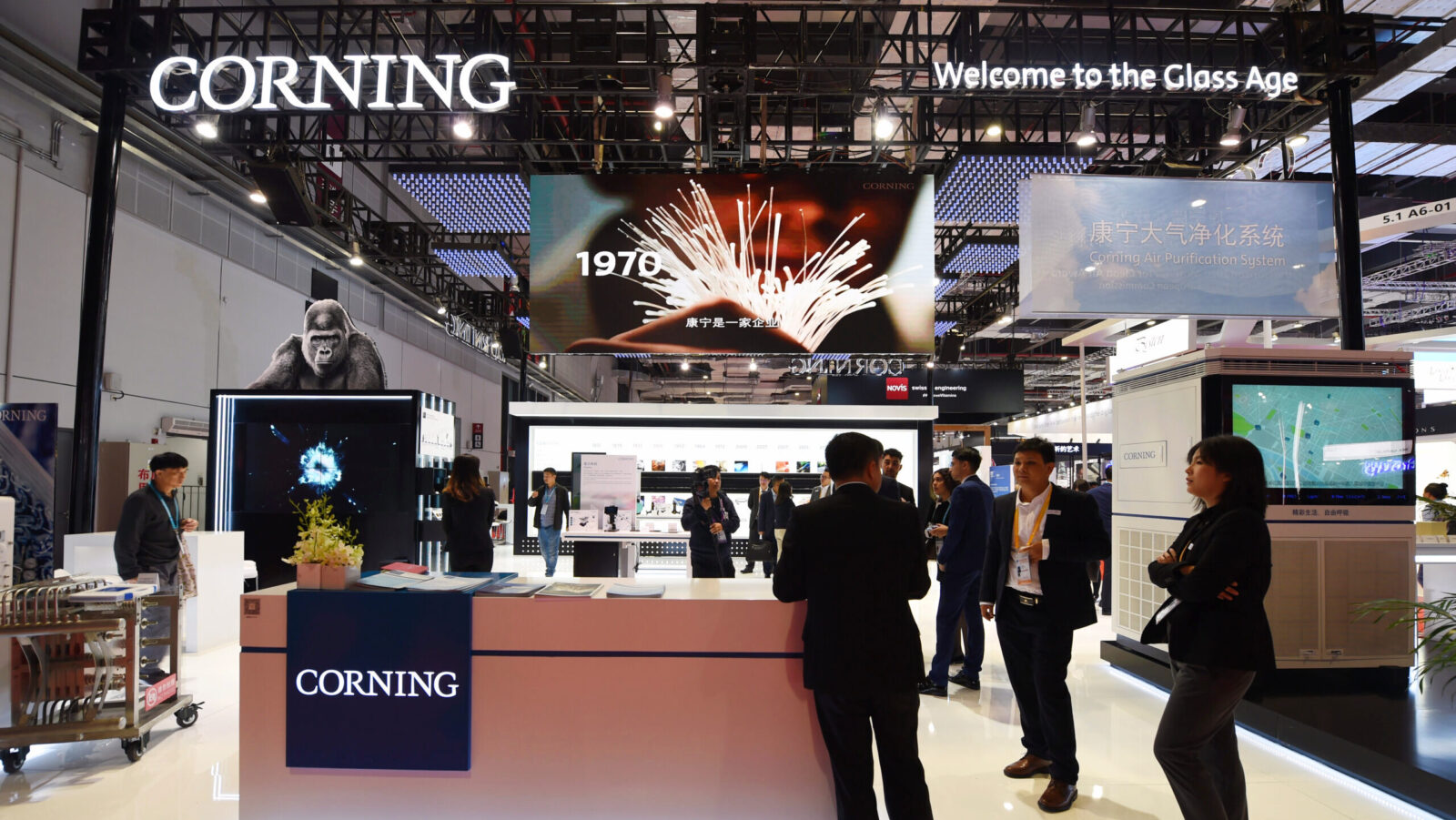 Corning Hits Record High After Signing Up AI Clients