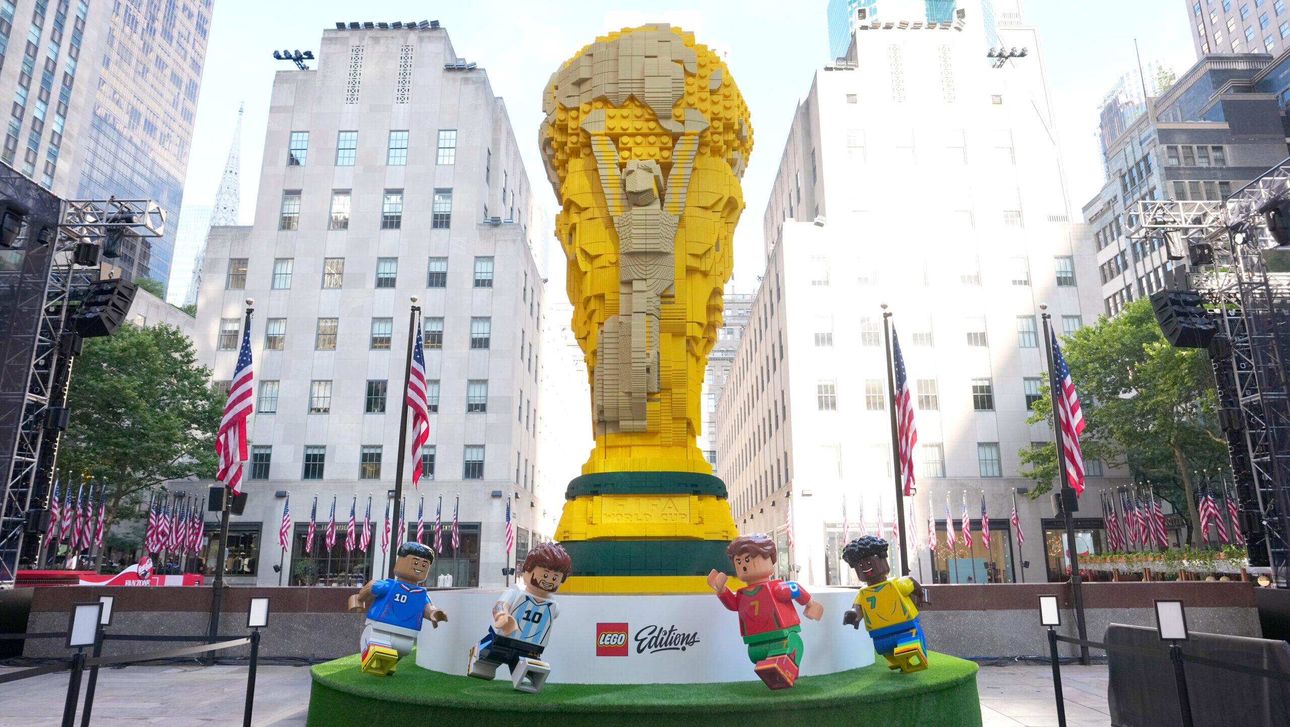 Lego Sales Surge as Toymaker Shuns Design Help from AI