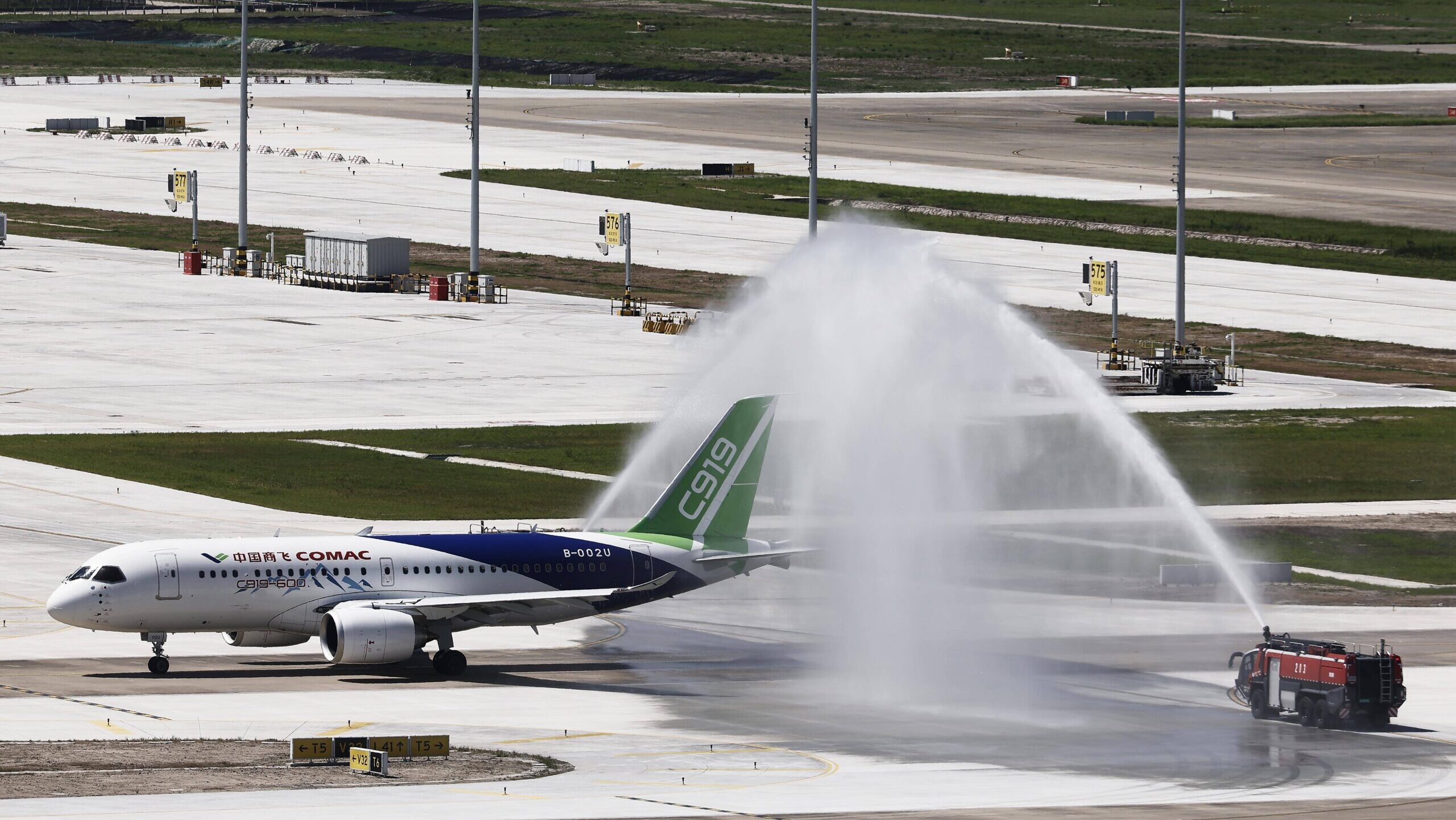 China s first C919 high-altitude aircraft receives water salute after completing its maiden flight.