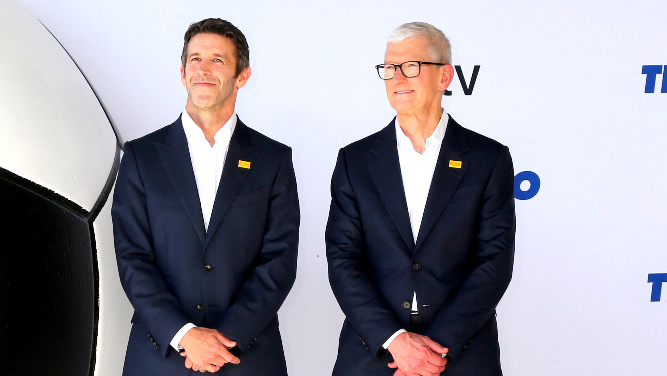 Photo of Apple CEO John Ternus and former Apple CEO Tim Cook.