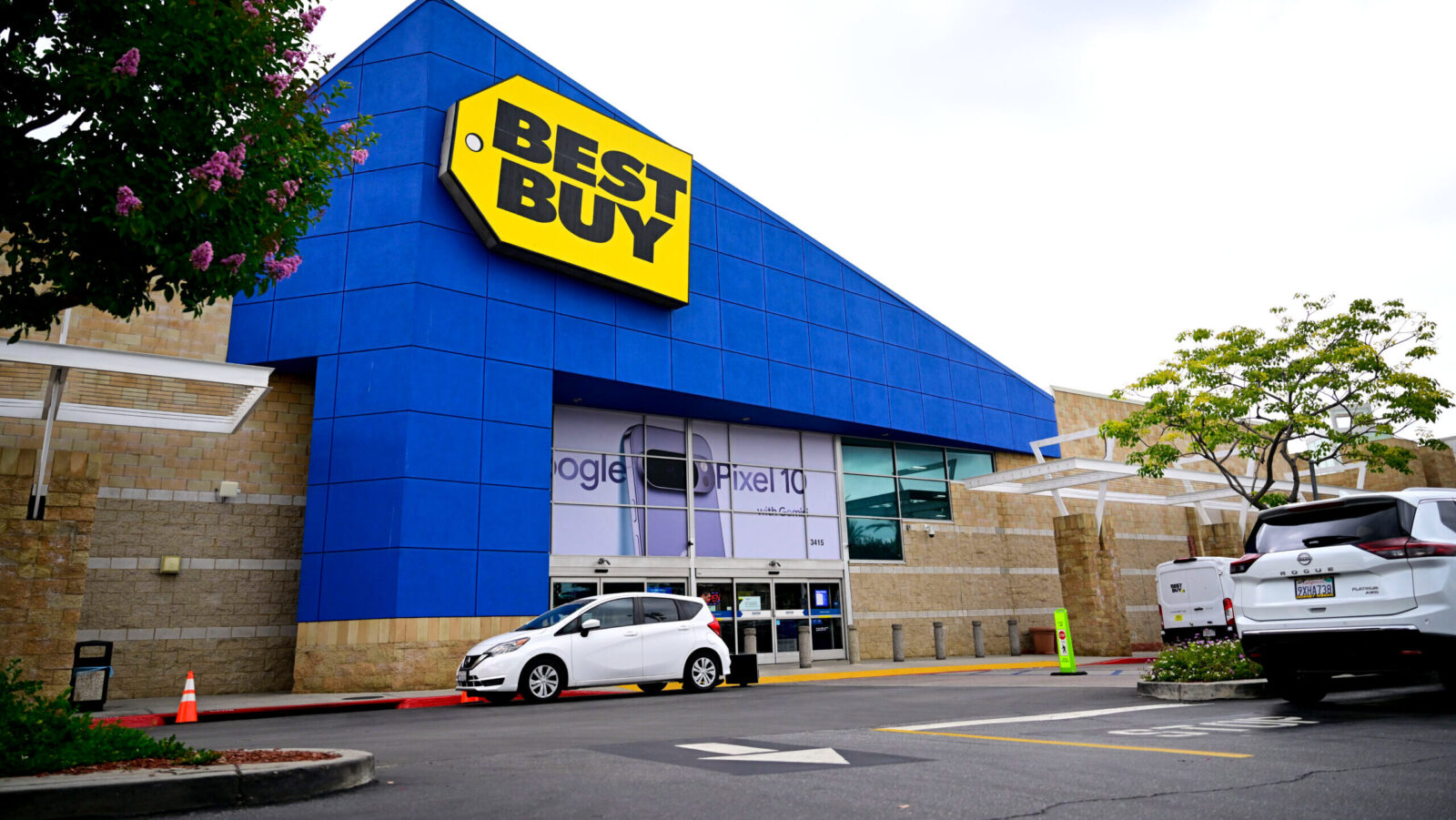 Best Buy Hikes Outlook After Hot Summer Quarter