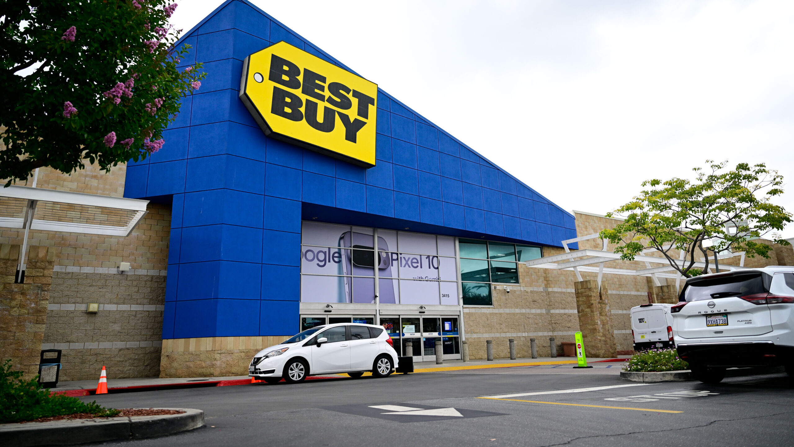 Best Buy Hikes Outlook After Hot Summer Quarter