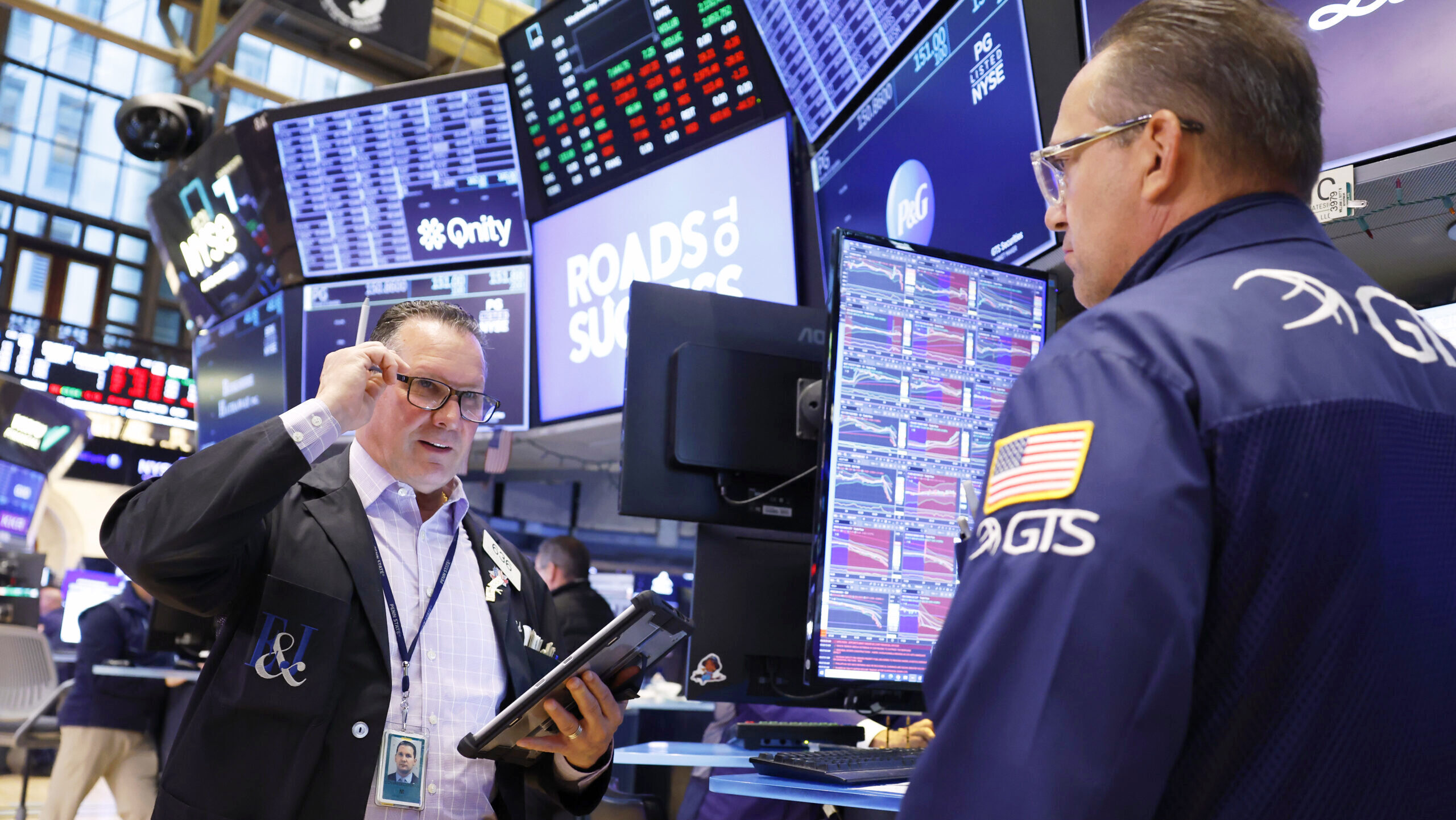 Photo of traders on the floor of the NYSE.