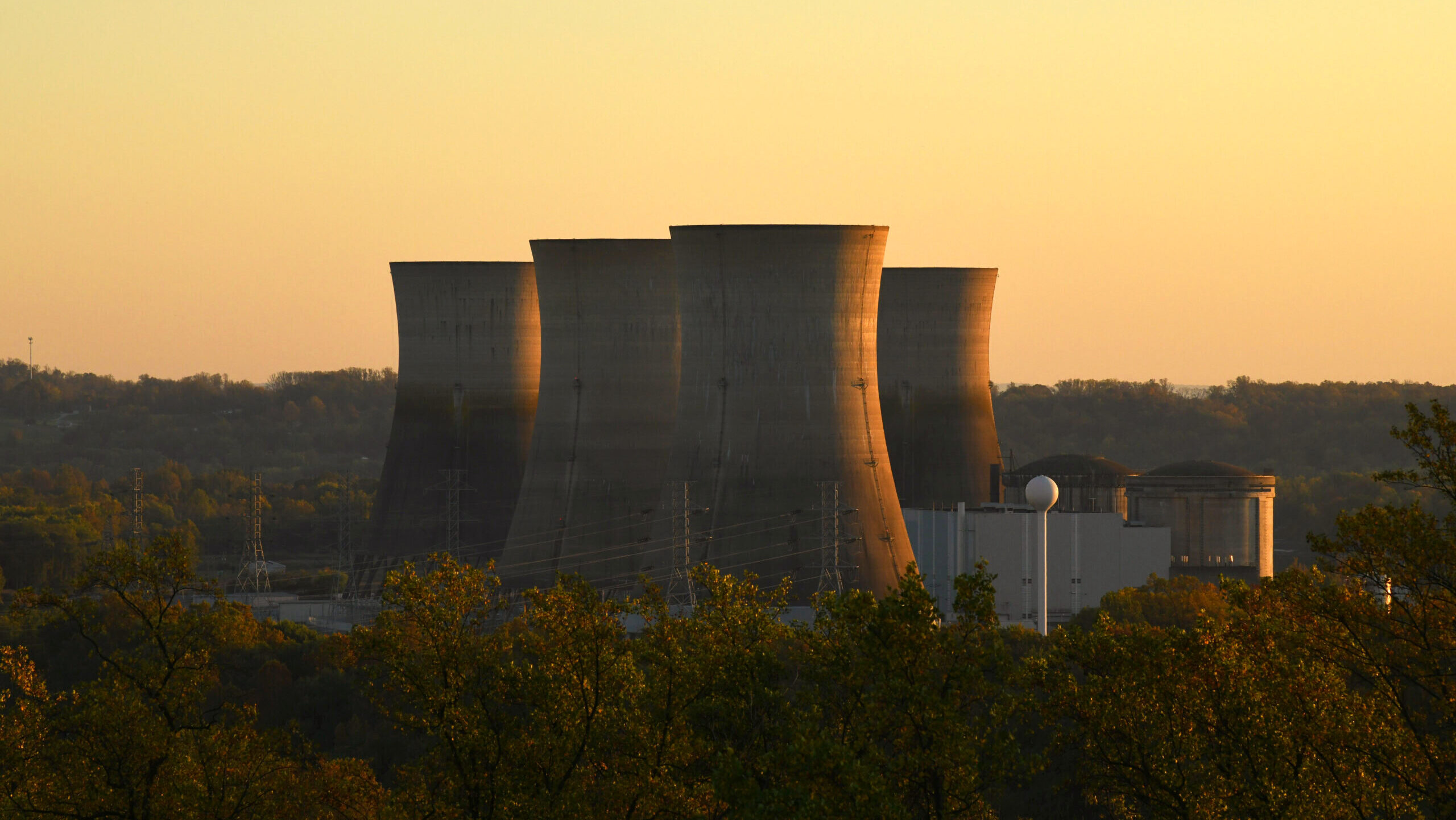 Photo of Three Mile Island Unit 1 nuclear plant.