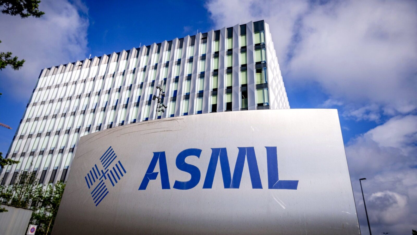 ASML Inks Advanced EUV Lithography Deals With Chip Titans TSMC, Samsung